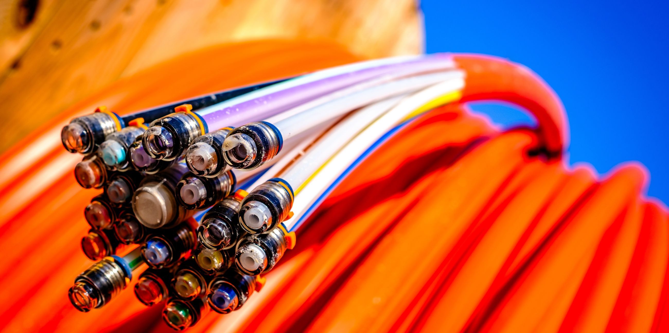 Aufgefächertes Glasfaserkabel mit orangefarbenen Mantelrohren